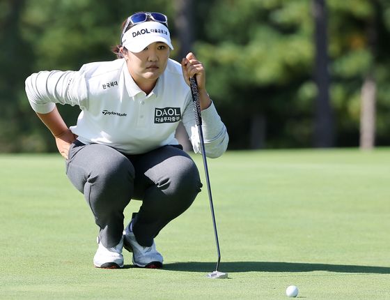 '8언더파' 유해란, LPGA 메이뱅크 챔피언십 첫날 2위…선두와 1타 차