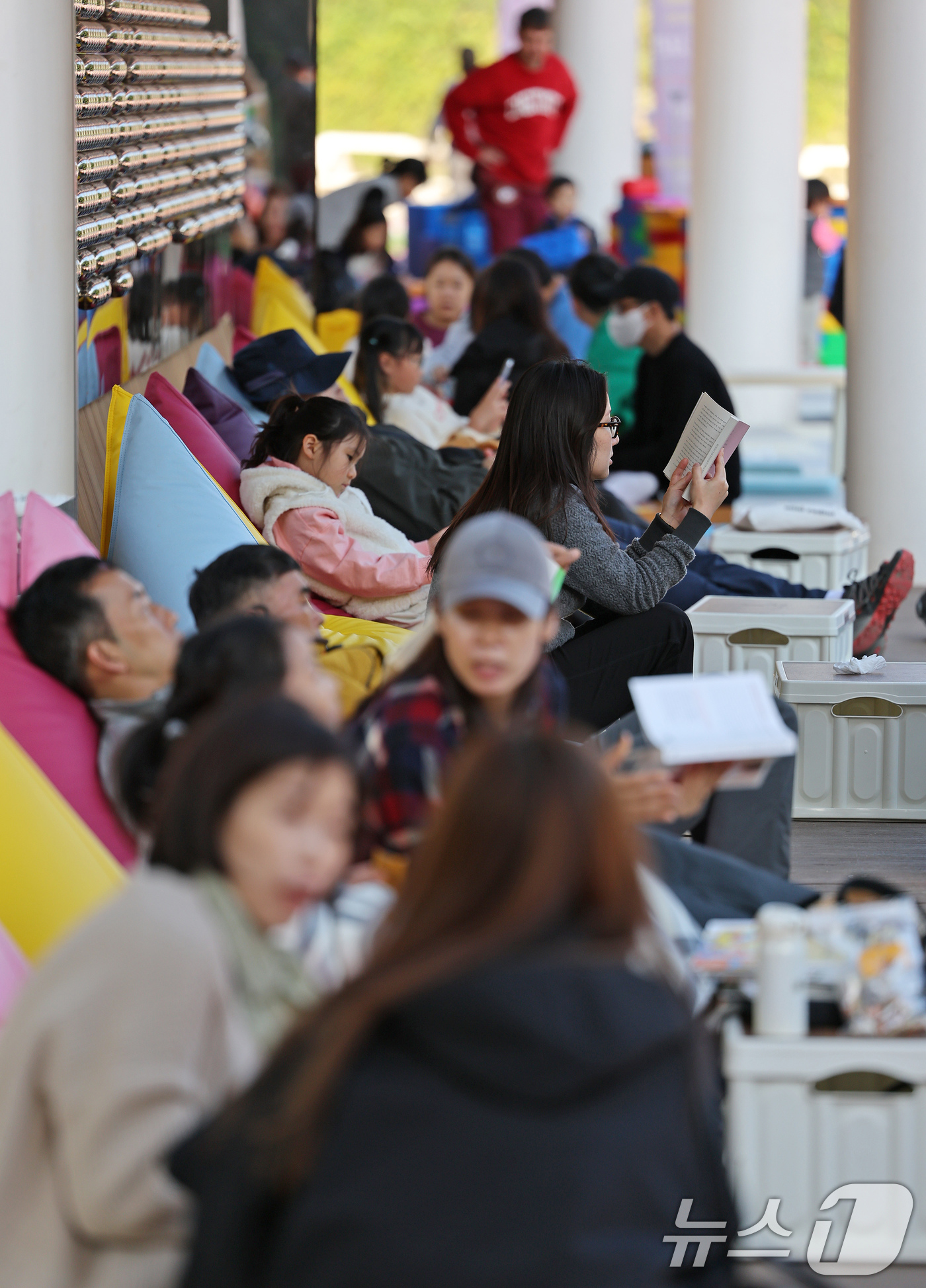 (서울=뉴스1) 장수영 기자 = 20일 오후 서울 서대문구 홍제천폭포마당에서 열린 '서대문 핫플에서 즐기는 야외도서관'을 찾은 찾은 시민들이 독서를 즐기며 여유로운 휴일을 보내고 …