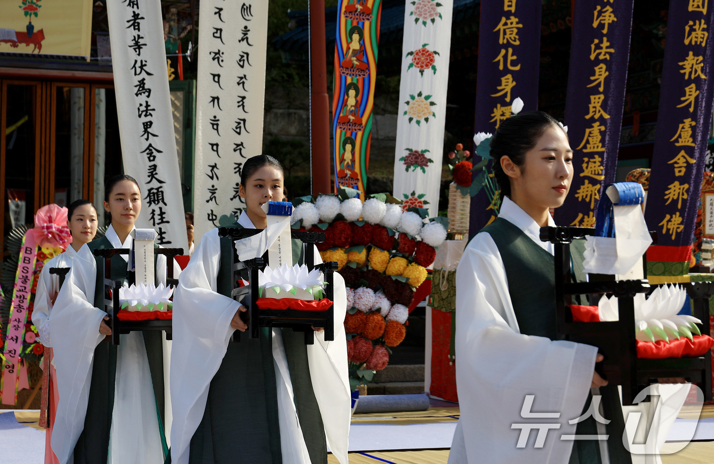 (서울=뉴스1) 박지혜 기자 = 19일 서울 은평구 진관사에서 국행수륙재가 봉행되고 있다.600년의 역사를 이어온 진관사 국행수륙재는 조선의 태조인 이성계가 조상의 명복을 빌기 위 …