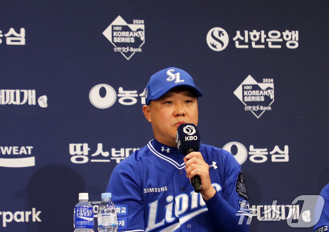 본문 이미지 - 박진만 삼성라이온즈 감독이 20일 광주 라마다플라자 바이 윈덤 충장 호텔 라벤더홀에서 열린 신한 SOL뱅크 KBO 한국시리즈 미디어데이에서 출사표를 던지고 있다. 2024.10.20/뉴스1 ⓒ News1 이수민 기자