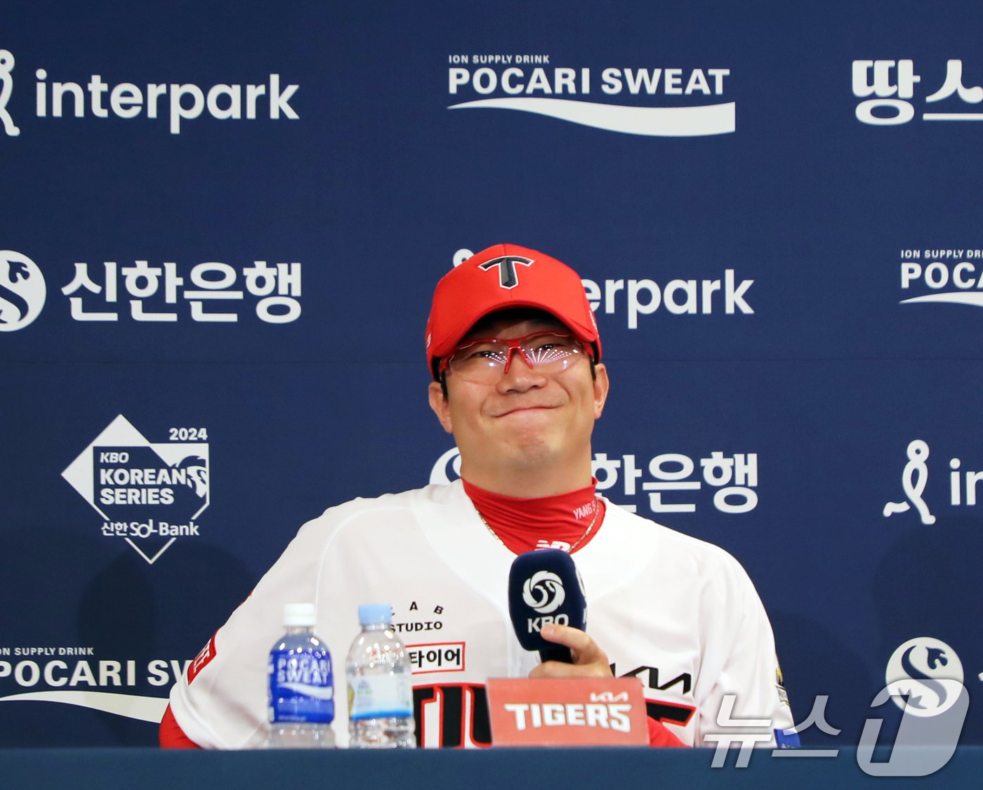 본문 이미지 - 양현종 KIA타이거즈 선수가 20일 광주 라마다플라자 바이 윈덤 충장 호텔 라벤더홀에서 열린 신한 SOL뱅크 KBO 한국시리즈 미디어데이에서 포부를 밝히고 있다. 2024.10.20/뉴스1 ⓒ News1 이수민 기자