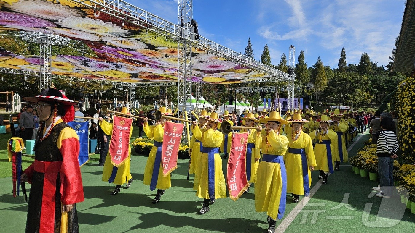 본문 이미지 - 20일 오전 11시께 익산 천만송이 국화축제에서 진행된 서동대취타 행진 모습. 2024.10.20/뉴스1 신준수 기자