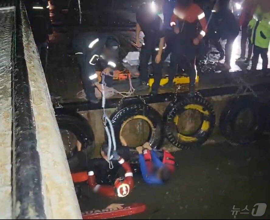 본문 이미지 - 19일 오후 강원 속초 청초호 차량추락 사고 구조현장.&#40;속초해경 제공&#41; 2024.10.20/뉴스1