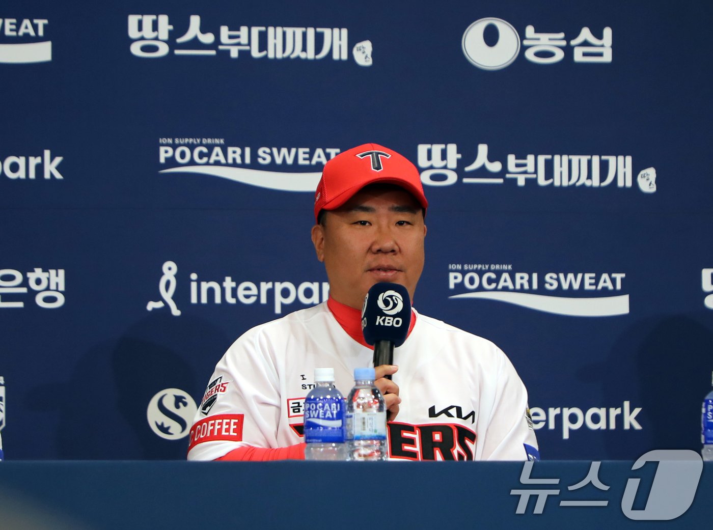 본문 이미지 - 이범호 KIA타이거즈 감독이 20일 광주 라마다플라자 바이 윈덤 충장 호텔 라벤더홀에서 열린 신한 SOL뱅크 KBO 한국시리즈 미디어데이에서 출사표를 던지고 있다. 2024.10.20/뉴스1 ⓒ News1 이수민 기자