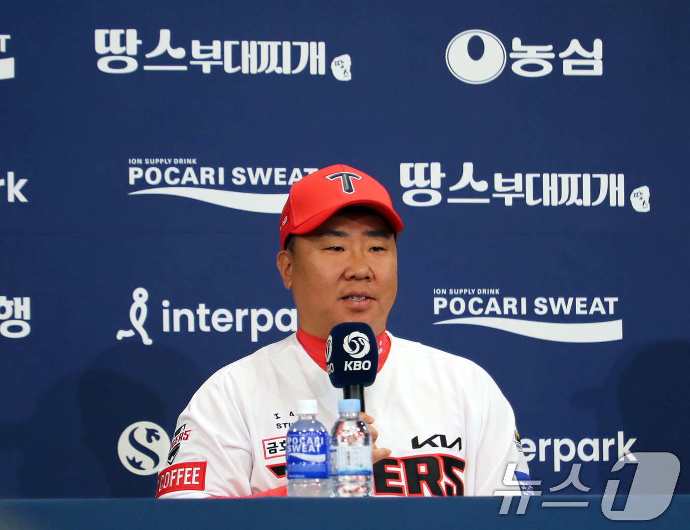 본문 이미지 - 이범호 KIA타이거즈 감독이 20일 광주 라마다플라자 바이 윈덤 충장 호텔 라벤더홀에서 열린 신한 SOL뱅크 KBO 한국시리즈 미디어데이에서 출사표를 던지고 있다. 2024.10.20/뉴스1 ⓒ News1 이수민 기자