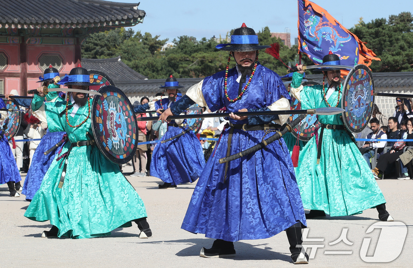 (서울=뉴스1) 임세영 기자 = 20일 오후 서울 경복궁에서 궁궐 호위군 사열의식인 '첩종(疊鐘)'이 재현되고 있다.'첩종'(경국대전 병전 25편)은 종을 연달아 치는 것으로, 왕 …