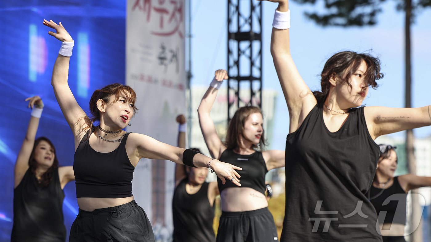 (서울=뉴스1) 김도우 기자 = 20일 서울 마포구 평화의공원에서 열린 '제17회 마포나루 새우젓축제'에서 줌바댄스 경연대회 참가자들이 열띤 경연을 펼치고 있다. 2024.10.2 …