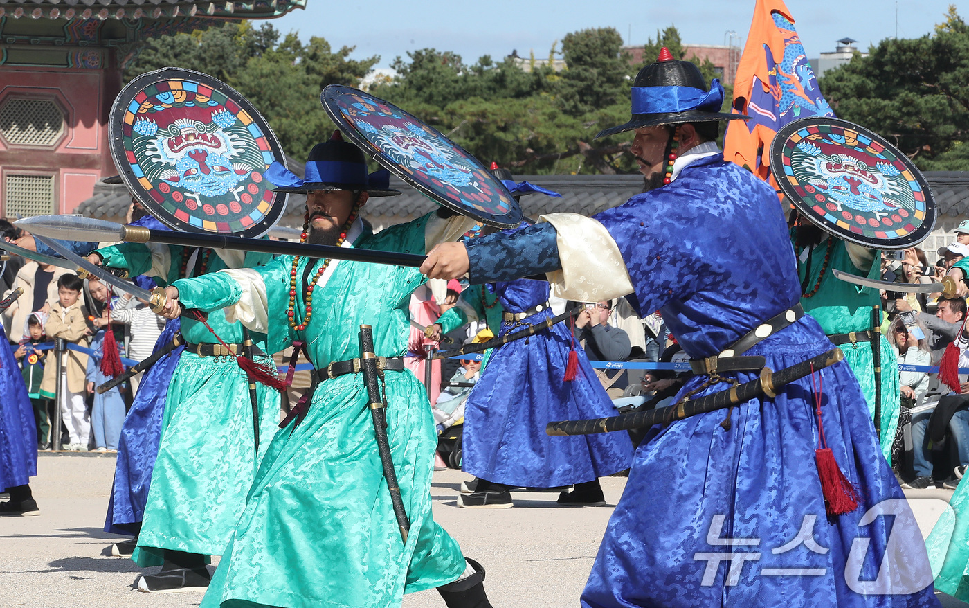 (서울=뉴스1) 임세영 기자 = 20일 오후 서울 경복궁에서 궁궐 호위군 사열의식인 '첩종(疊鐘)'이 재현되고 있다.'첩종'(경국대전 병전 25편)은 종을 연달아 치는 것으로, 왕 …