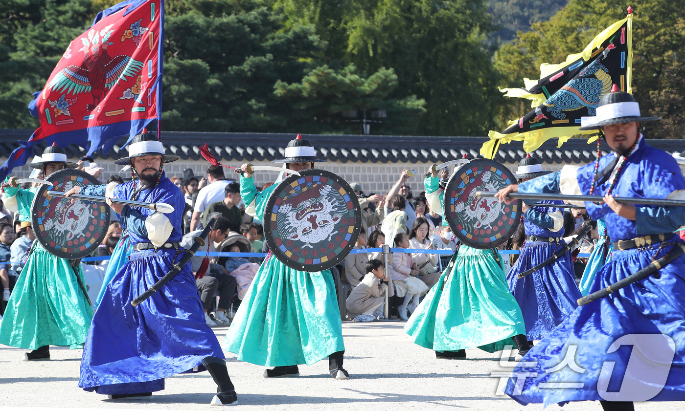 (서울=뉴스1) 임세영 기자 = 20일 오후 서울 경복궁에서 궁궐 호위군 사열의식인 '첩종(疊鐘)'이 재현되고 있다.'첩종'(경국대전 병전 25편)은 종을 연달아 치는 것으로, 왕 …