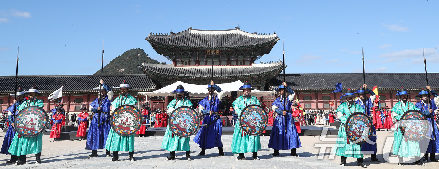 (서울=뉴스1) 임세영 기자 = 20일 오후 서울 경복궁에서 궁궐 호위군 사열의식인 '첩종(疊鐘)'이 재현되고 있다.'첩종'(경국대전 병전 25편)은 종을 연달아 치는 것으로, 왕 …