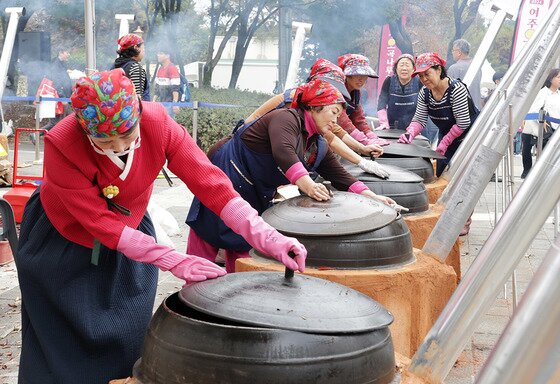 본문 이미지 -  신륵사 관광지 일대에서 ‘2024여주오곡나루축제’의 잔치마당에서 가마솥 여주쌀 오곡비빔밥 행사가 열리고 있다. (여주시 제공) 