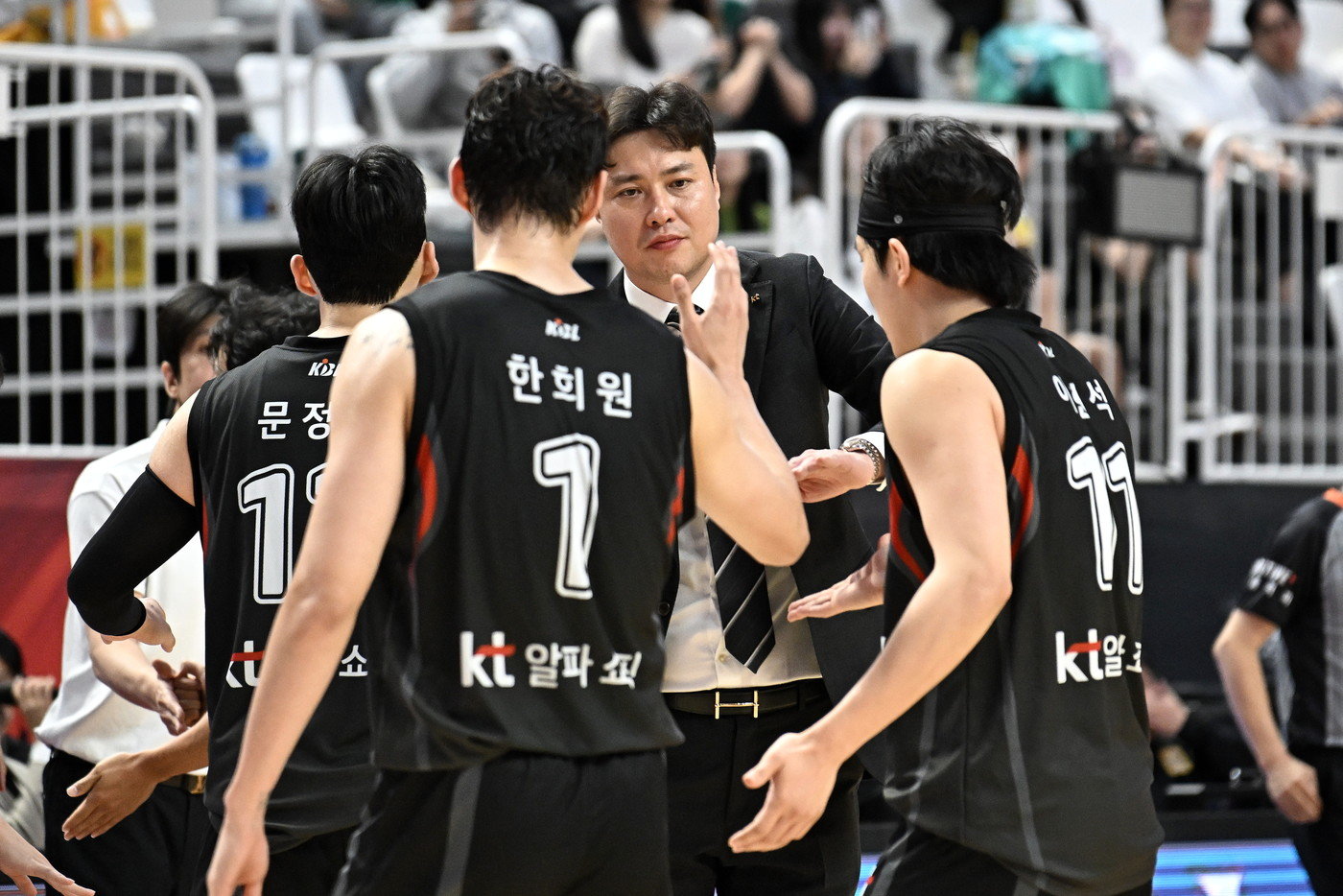 KT가 삼성을 꺾고 시즌 첫승을 신고했다.&#40;KBL 제공&#41;