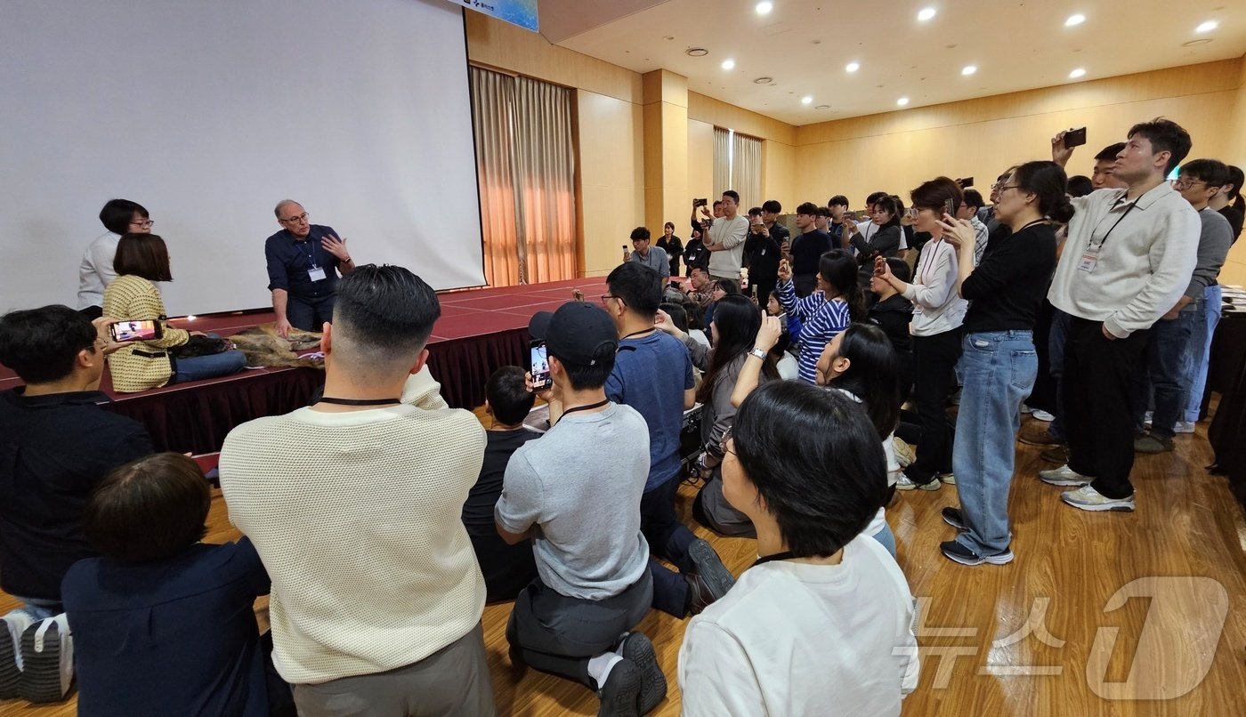 패트릭 허봇 수의사가 20일 서울 광진구 세종대학교 대양 AI센터에서 열린 제9회 한국동물재활학회 콘퍼런스에서 레이저 치료 시연을 하고 있다. ⓒ 뉴스1 최서윤 기자