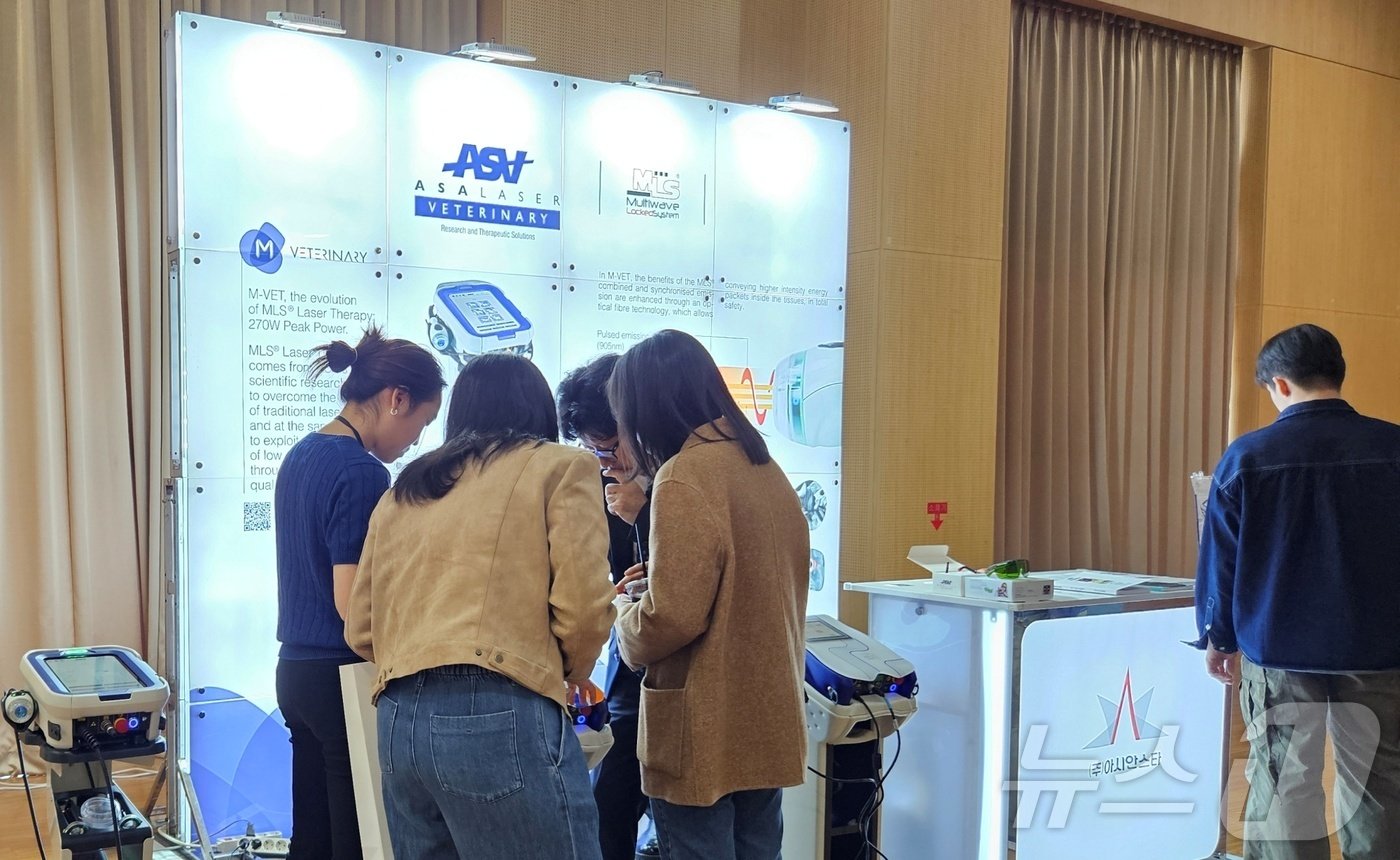 본문 이미지 - 아시안스타가 20일 서울 광진구 세종대학교 대양 AI센터에서 열린 제9회 한국동물재활학회 콘퍼런스에서 아사레이저를 소개하고 있다. ⓒ 뉴스1