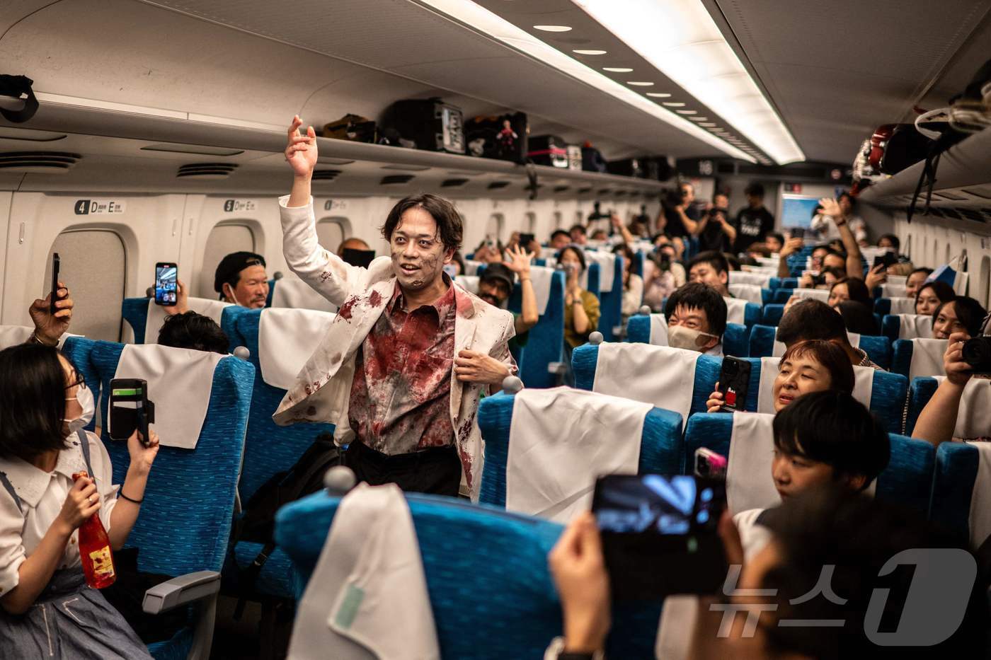 본문 이미지 - 19일 이벤트 제작사 고와가라세타이가 기획한 '좀비 신칸센'이 일본 도쿄역에서 출발했다. 24.10.19 ⓒ AFP=뉴스1 ⓒ News1 김예슬 기자