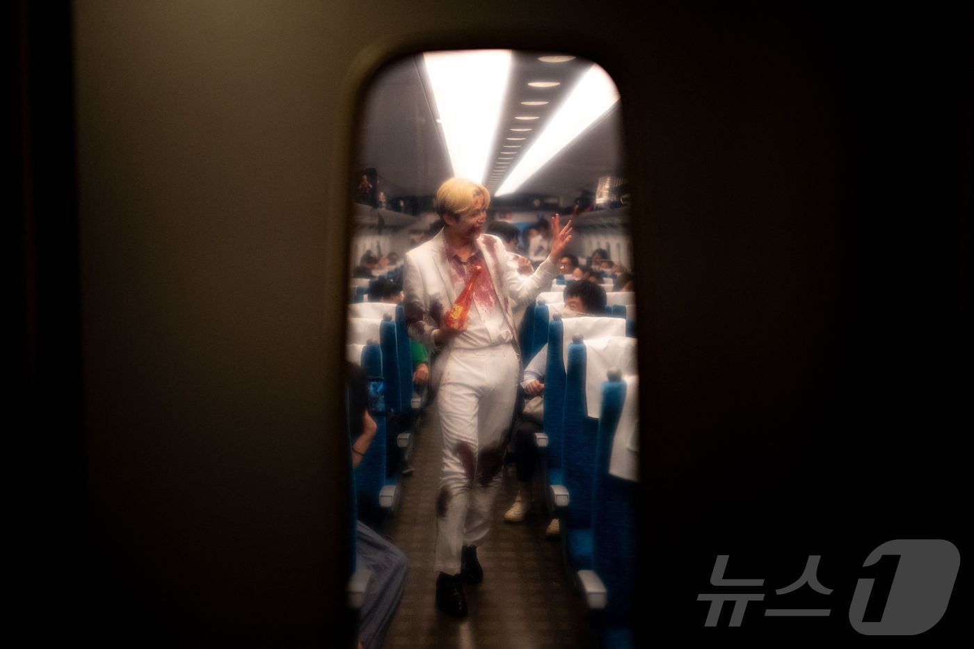 본문 이미지 - 19일 이벤트 제작사 고와가라세타이가 기획한 '좀비 신칸센'이 일본 도쿄역에서 출발했다. 24.10.19 ⓒ AFP=뉴스1 ⓒ News1 김예슬 기자