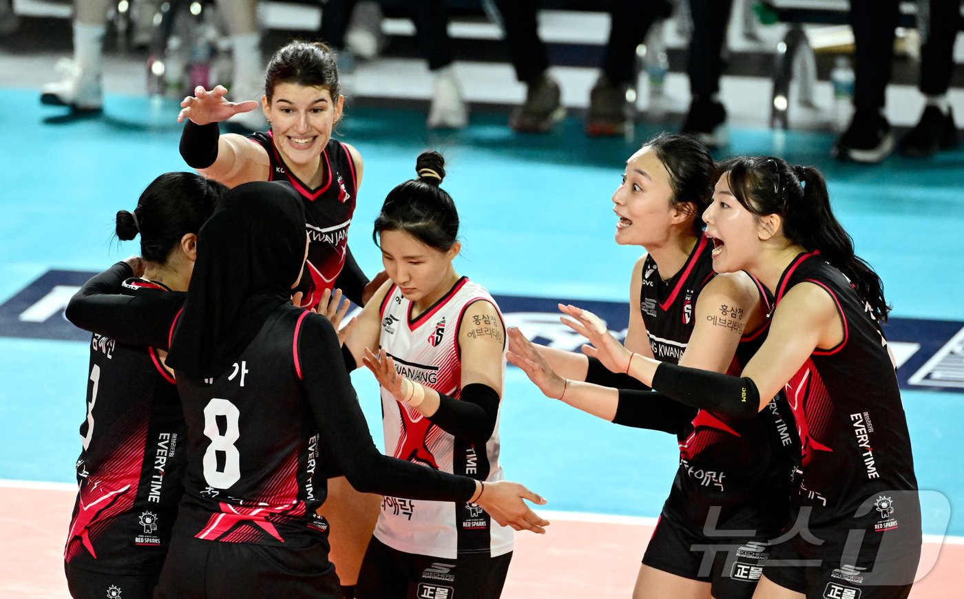 본문 이미지 - 정관장이 20일 대전충무체육관에서 열린 2024-25 V리그여자부 GS칼텍스와 경기에서 승리했다. &#40;KOVO 제공&#41;