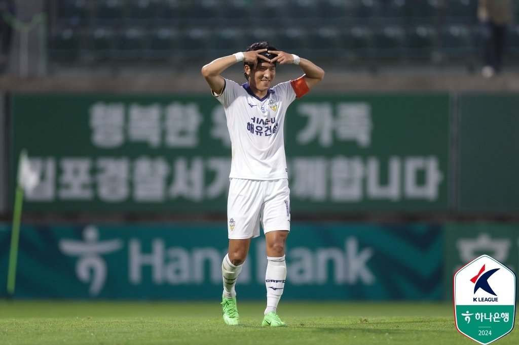 본문 이미지 - 충남아산의 이학민은 20일 열린 하나은행 K리그2 2024 35라운드 성남FC와 경기에서 2골을 넣어 팀의 3-2 역전승을 이끌었다. (한국프로축구연맹 제공)