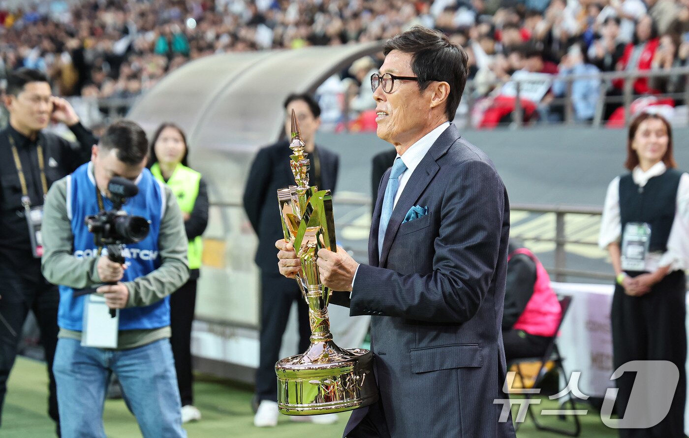 본문 이미지 - 차범근 전 감독이 20일 오후 서울 마포구 서울월드컵경기장에서 열린 &#39;2024 넥슨 아이콘매치&#39; FC 스피어와 실드 유나이티드의 경기에 참석해 승리 트로피를 전달하고 있다. 2024.10.20/뉴스1 ⓒ News1 김도우 기자
