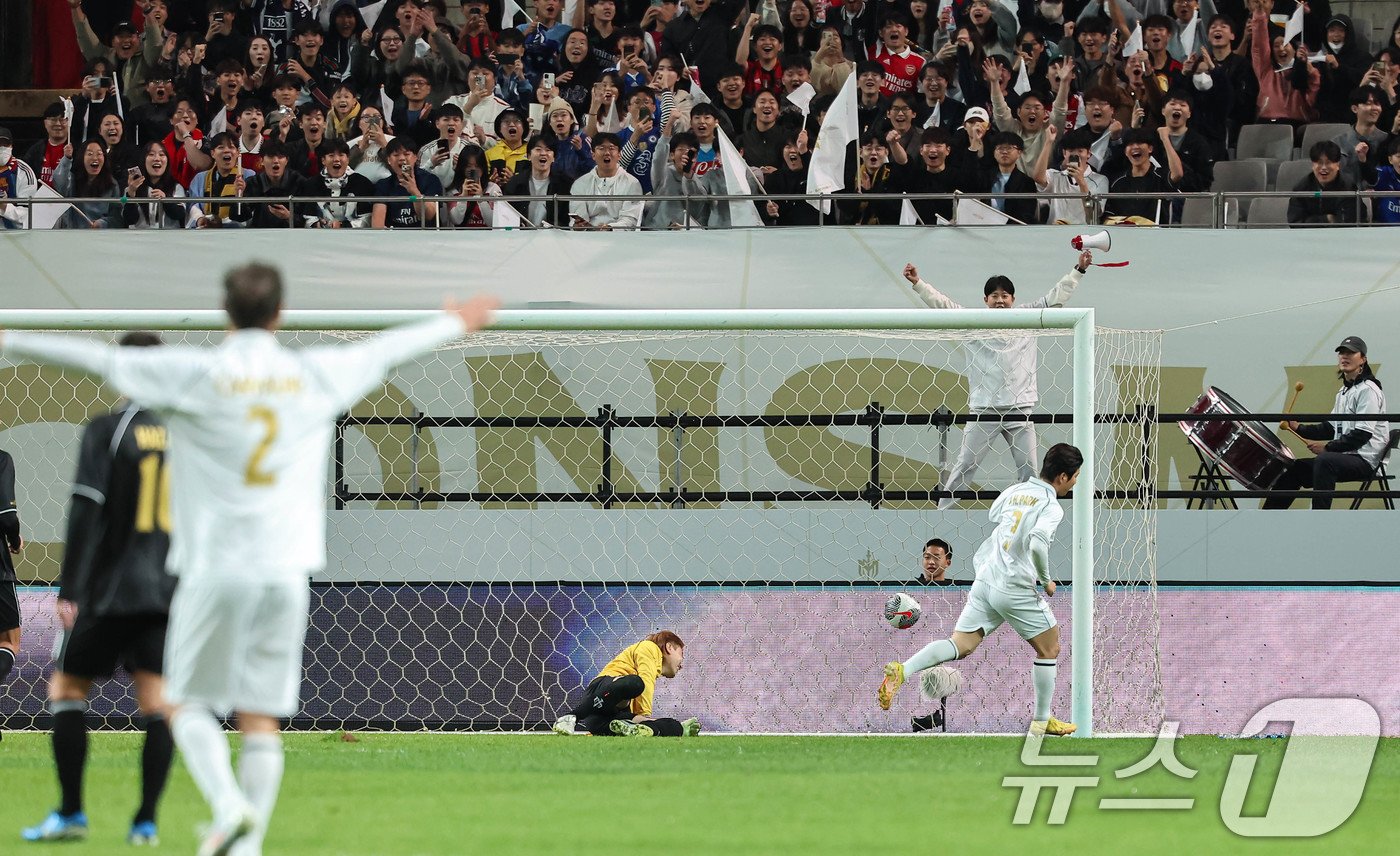 본문 이미지 - 20일 오후 서울 마포구 서울월드컵경기장에서 열린 '2024 넥슨 아이콘매치' FC 스피어와 실드 유나이티드의 경기, 쉴드 유나이티드 박주호가 팀의 세 번째 골을 넣고 기뻐하고 있다. 2024.10.20/뉴스1 ⓒ News1 김도우 기자