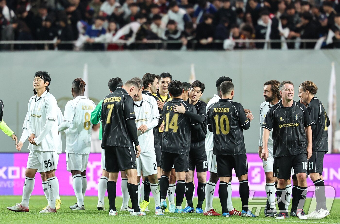 본문 이미지 - 20일 오후 서울 마포구 서울월드컵경기장에서 열린 &#39;2024 넥슨 아이콘매치&#39; FC 스피어와 실드 유나이티드의 경기, 실드 유니이티드의 4대1 승리 후 양팀 선수들이 인사를 나누고 있다. 2024.10.20/뉴스1 ⓒ News1 김도우 기자