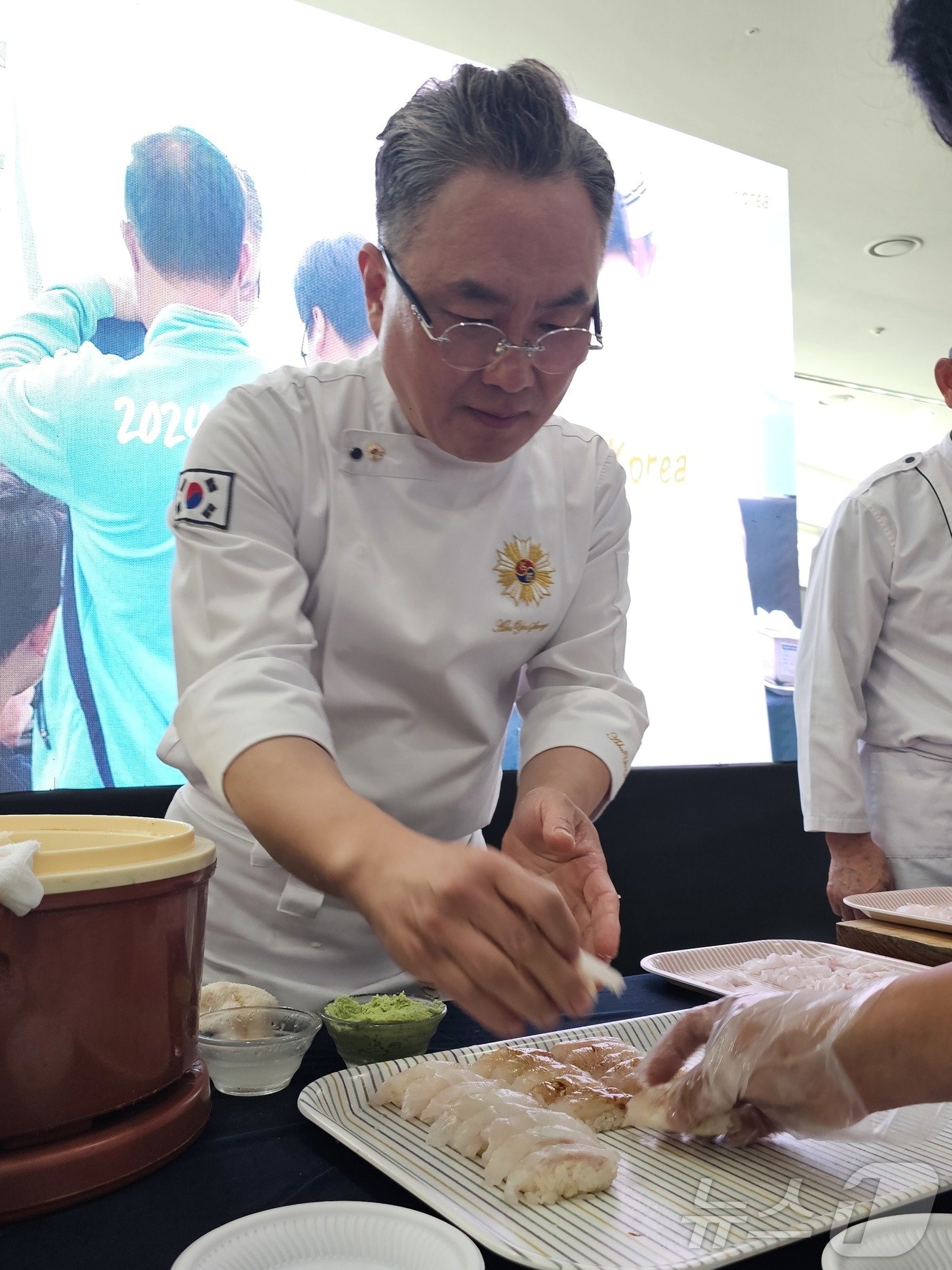 대한민국 조리명장인 안유성 가매일식 대표가 20일 광주 김대중컨벤션센터에서 자신이 개최한 ‘2024 전국 초밥왕대회’ 식전 행사로 강창건 명인과 함께 1점에 1만5000원 상당의 다금바리 초밥 300개를 만들고 있다.2024.10.20./뉴스1 ⓒ News1 서충섭 기자