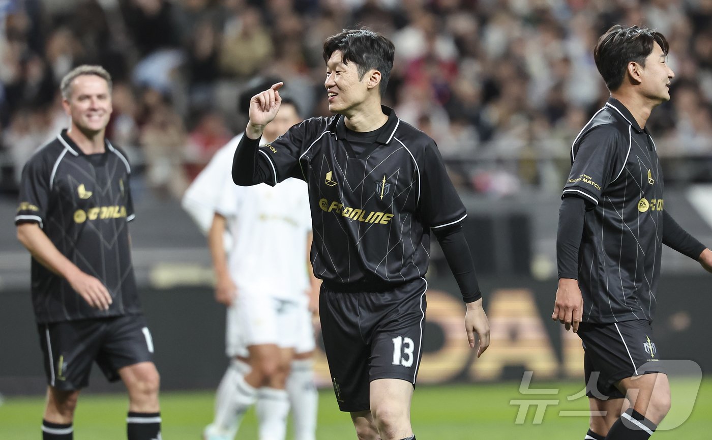 본문 이미지 - 20일 오후 서울 마포구 서울월드컵경기장에서 열린 '2024 넥슨 아이콘매치' FC 스피어와 실드 유나이티드의 경기, FC 스피어 박지성이 페널티킥을 성공 시키고 동료들과 기쁨을 나누고 있다. 2024.10.20/뉴스1 ⓒ News1 김도우 기자