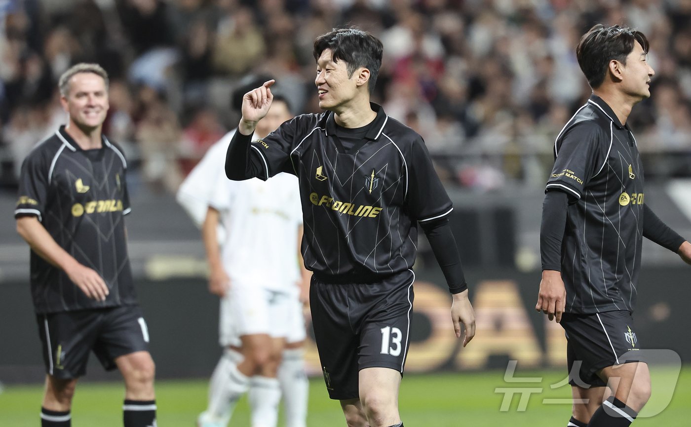 20일 오후 서울 마포구 서울월드컵경기장에서 열린 &#39;2024 넥슨 아이콘매치&#39; FC 스피어와 실드 유나이티드의 경기, FC 스피어 박지성이 페널티킥을 성공 시키고 동료들과 기쁨을 나누고 있다. 2024.10.20/뉴스1 ⓒ News1 김도우 기자