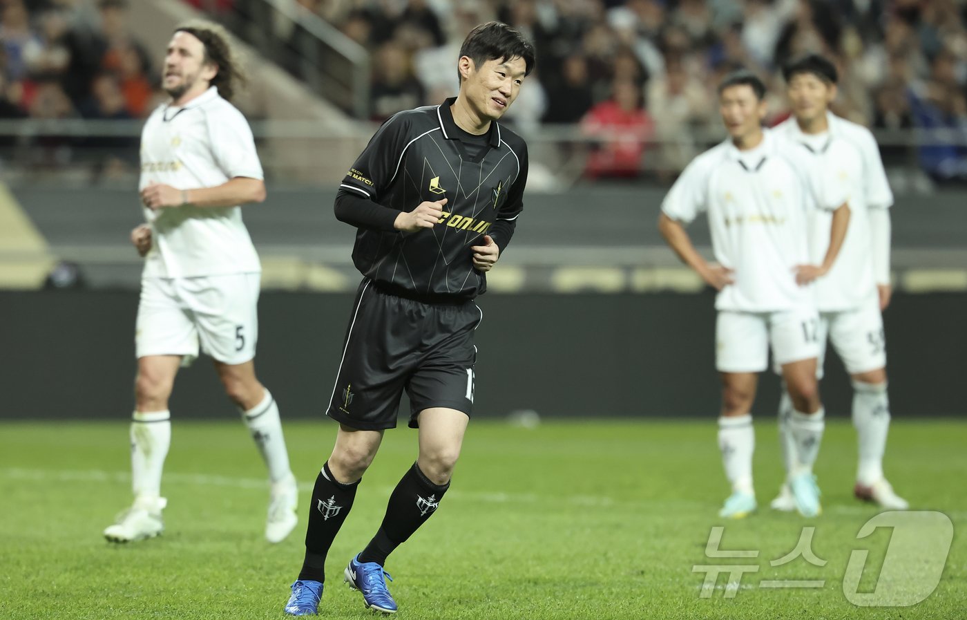 본문 이미지 -  '2024 넥슨 아이콘매치'에 출전한 박지성./뉴스1 ⓒ News1 김도우 기자