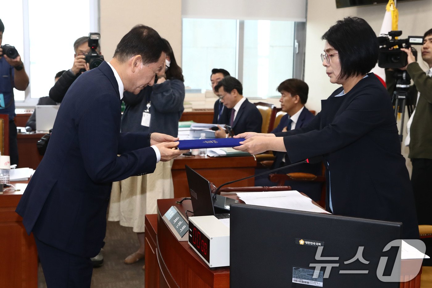 류희림 방송통신심의위원회 위원장이 21일 오전 서울 여의도 국회에서 열린 과학기술정보방송통신위원회의 방송통신심의위원회에 대한 국정감사에서 최민희 위원장에게 선서문을 제출하고 있다. 2024.10.21/뉴스1 ⓒ News1 이광호 기자