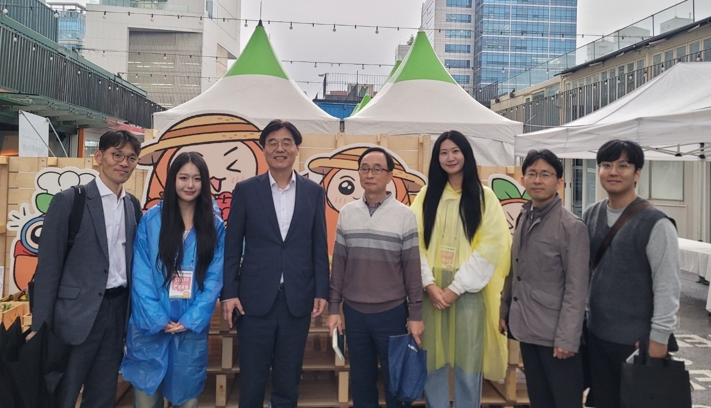 본문 이미지 - 김형렬 행복청장(왼쪽에서 세번째)이 언더스탠드에비뉴를 방문하여 소셜벤처지원 사업현황 브리핑을 받은 후 소셜혁신연구소 송재훈 원장(왼쪽에서 네 번째) 및 박람회 진행요원 등과 기념촬영을 하고 있다.(행복청 제공)