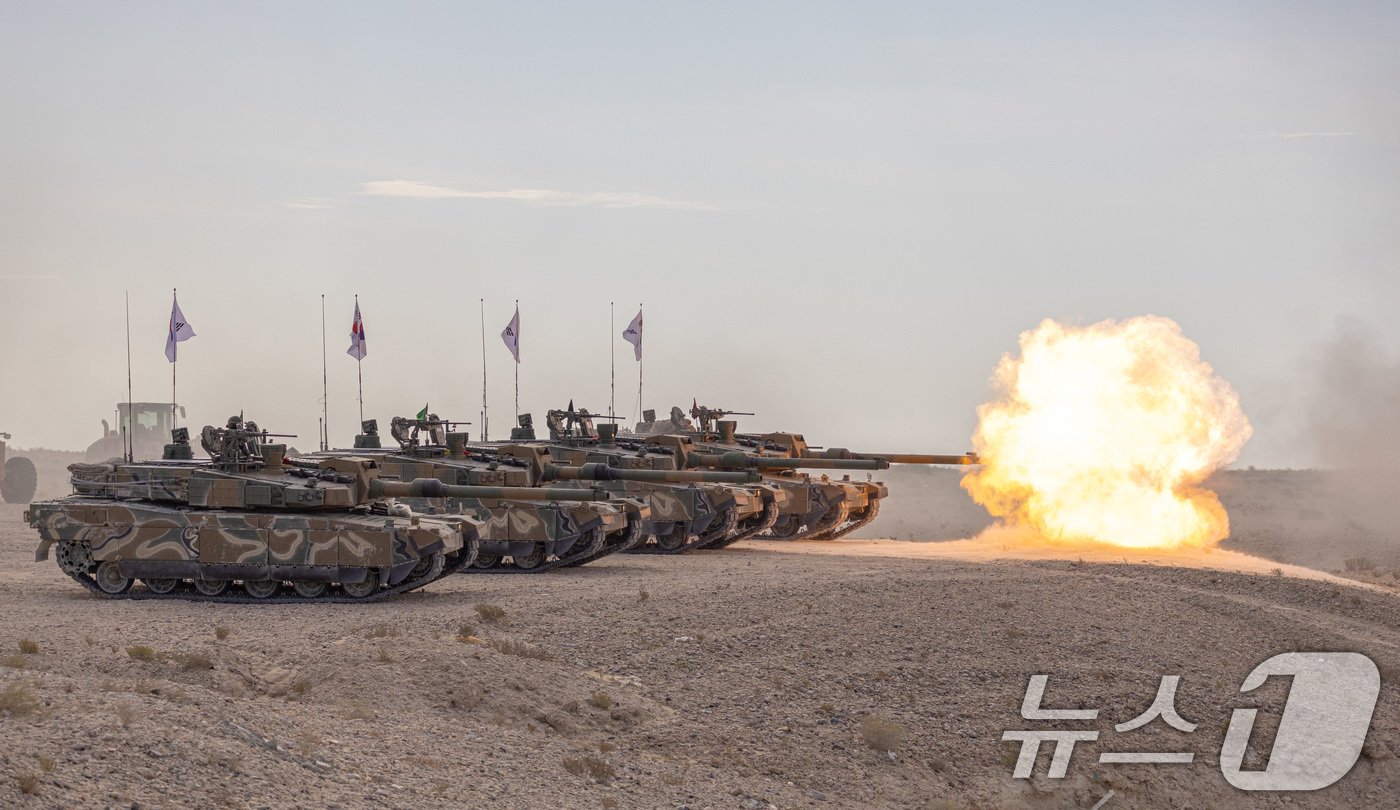 본문 이미지 -  우리군의 K2전차가 카타르 알 칼라엘 훈련장에서 사격을 하고 있다. &#40;육군 제공&#41; 2024.10.21/뉴스1
