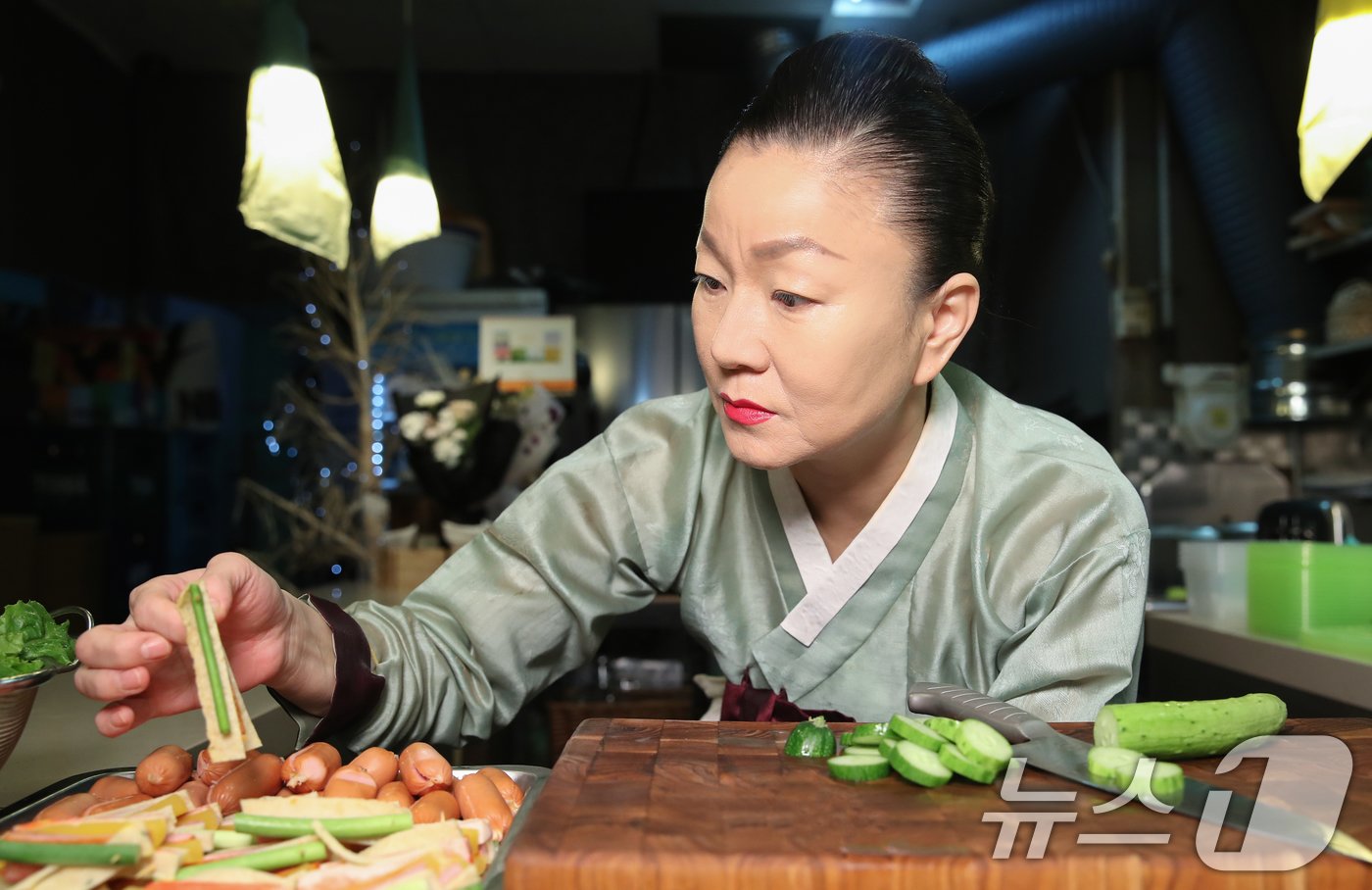 본문 이미지 - ‘흑백요리사’ 이모카세가 18일 서울 도봉구 노해로에 위치한 식당에서 인터뷰 전 요리 준비를 하고 있다. 2024.10.18/뉴스1 ⓒ News1 권현진 기자