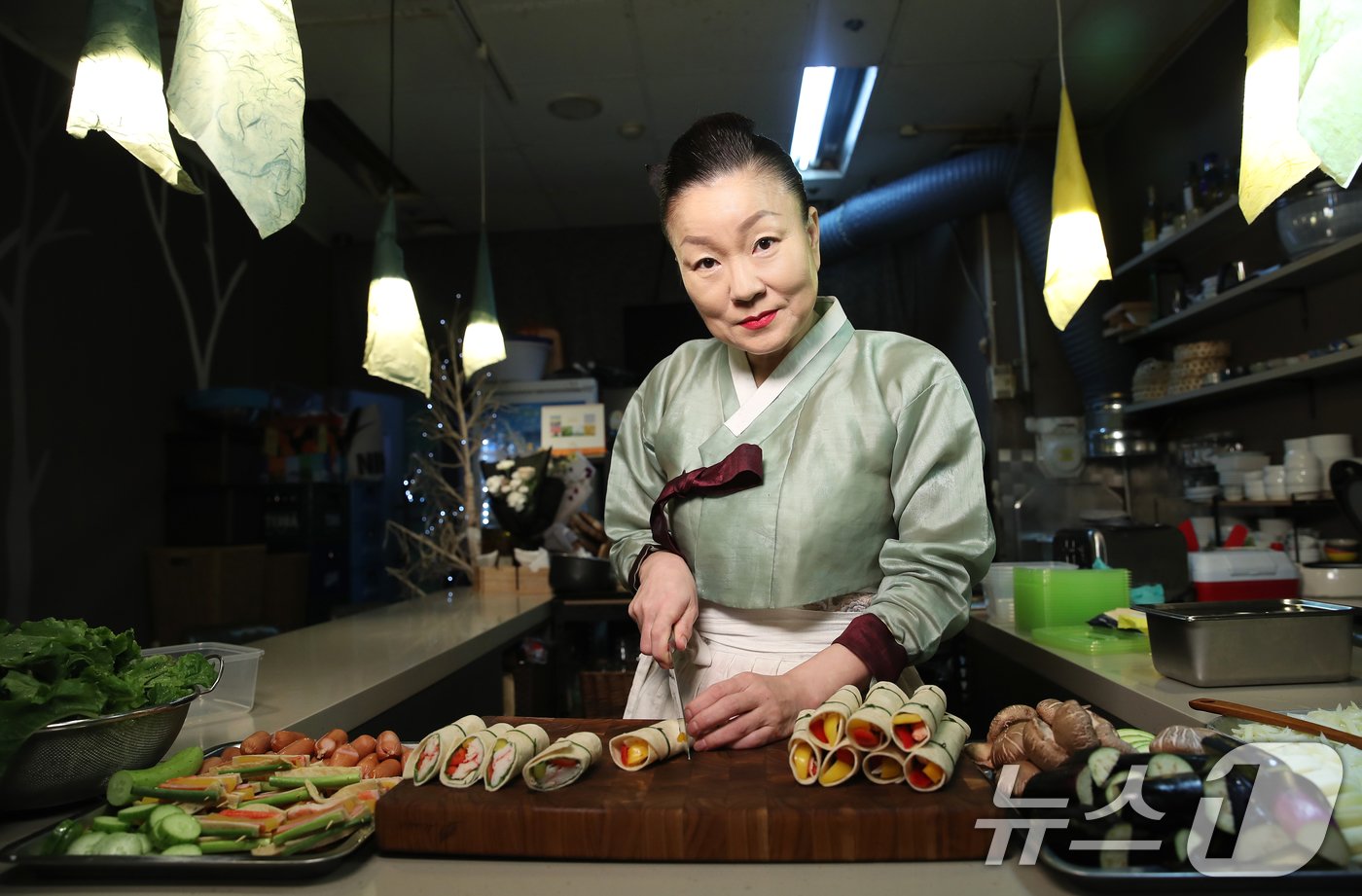 ‘흑백요리사’ 이모카세가 18일 서울 도봉구 노해로에 위치한 식당에서 인터뷰 전 포즈를 취하고 있다. 2024.10.18/뉴스1 ⓒ News1 권현진 기자