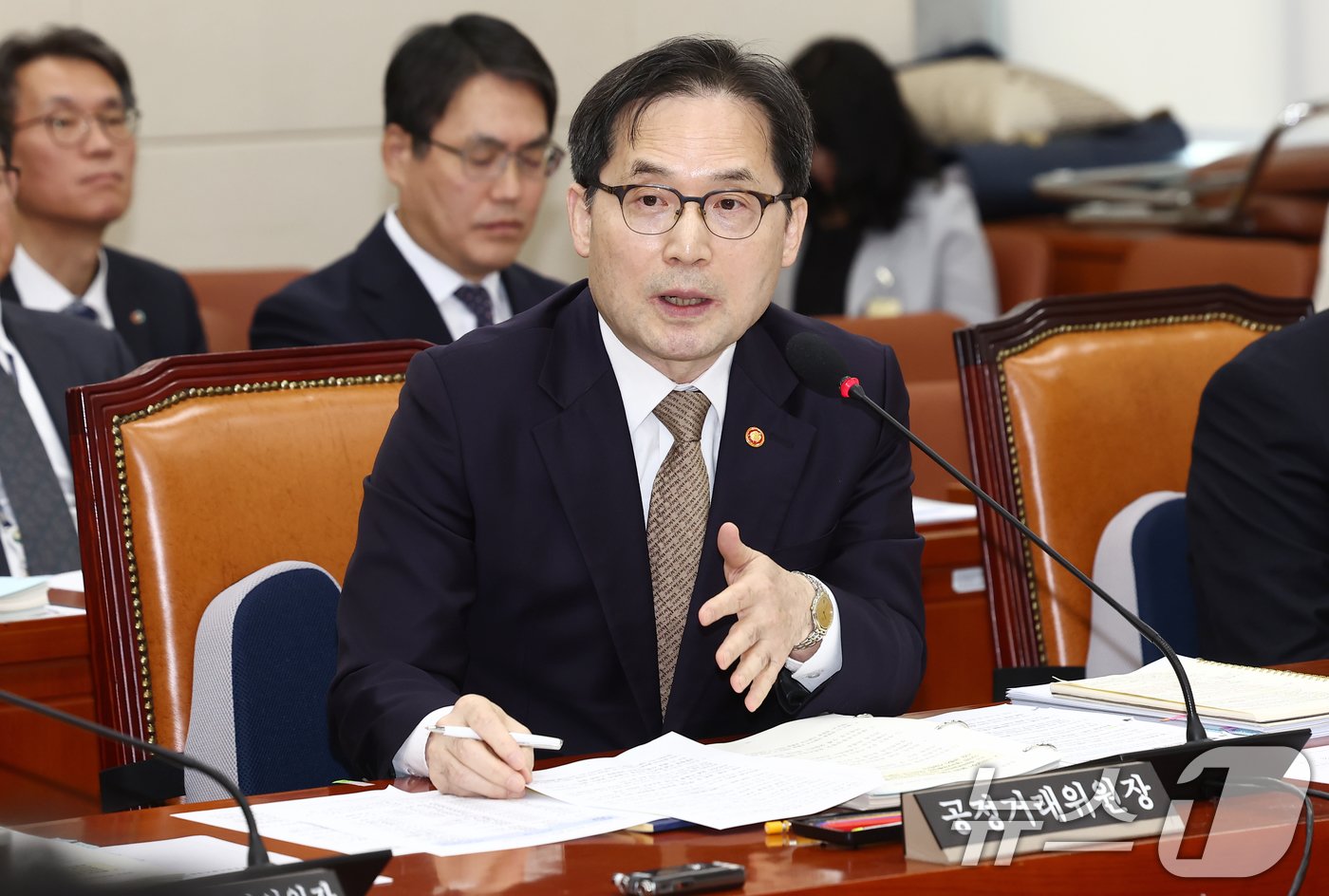 본문 이미지 - 한기정 공정거래위원장이 21일 오전 서울 여의도 국회 정무위원회에서 열린 공정거래위원회, 한국소비자원, 한국공정거래조정원에 대한 국정감사에서 의원 질의에 답변하고 있다. 2024.10.21/뉴스1 ⓒ News1 김민지 기자