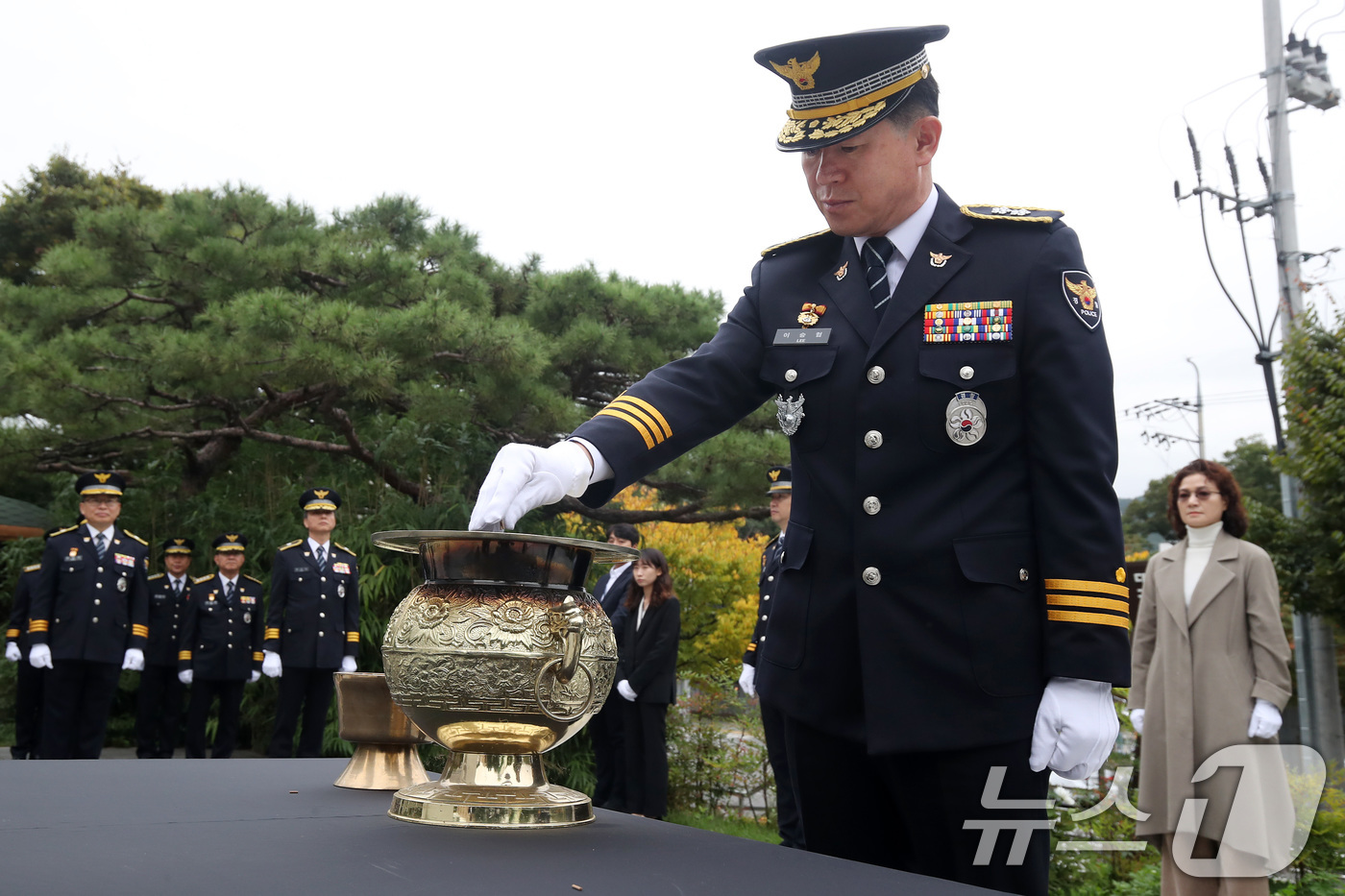 (대구=뉴스1) 공정식 기자 = 이승협 대구경찰청장이 제79주년 경찰의 날을 맞아 21일 오전 대구경찰청 옆 대구경찰시민공원에서 열린 순직 경찰관 추모식에서 분향하고 있다. 202 …