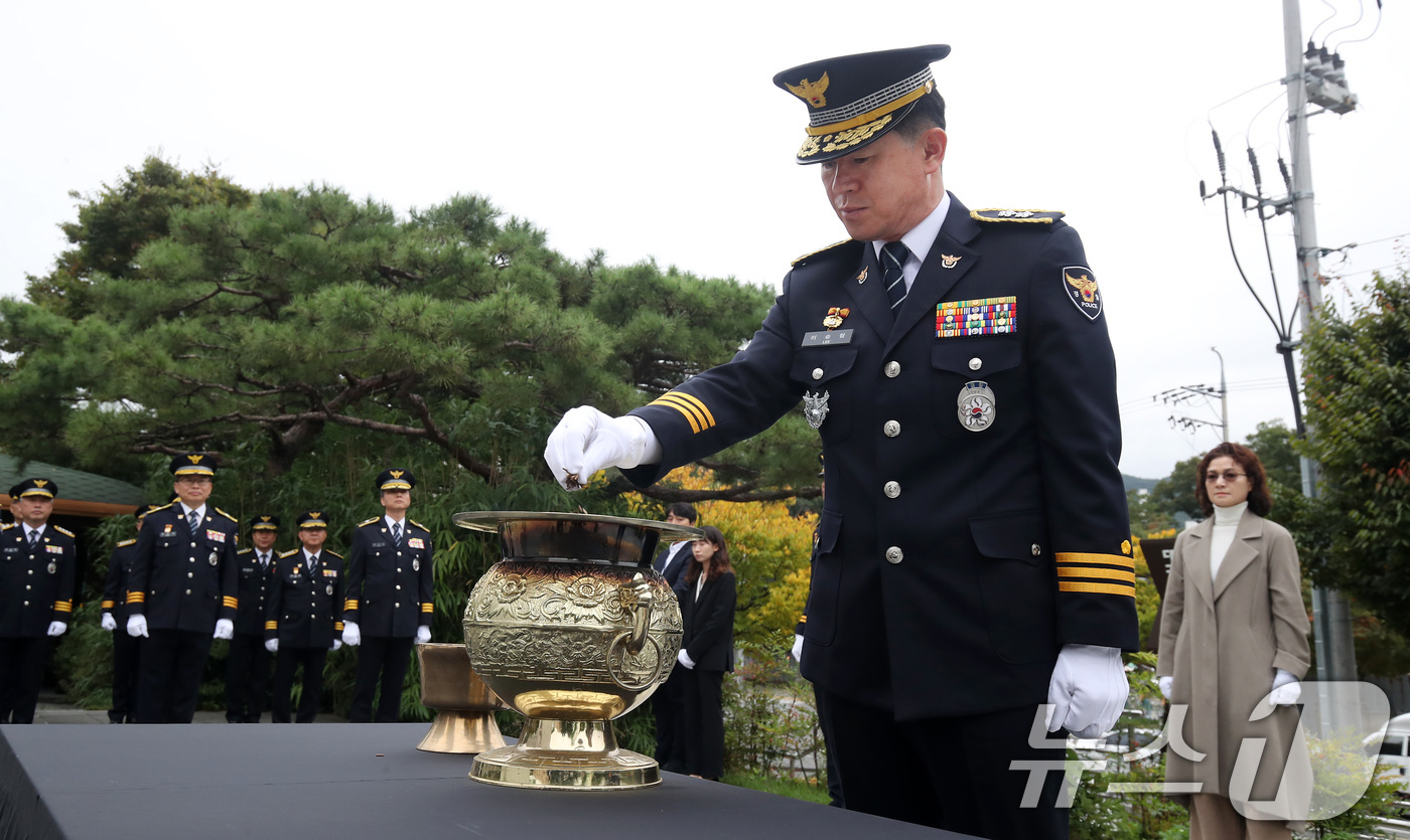 (대구=뉴스1) 공정식 기자 = 이승협 대구경찰청장이 제79주년 경찰의 날을 맞아 21일 오전 대구경찰청 옆 대구경찰시민공원에서 열린 순직 경찰관 추모식에서 분향하고 있다. 202 …