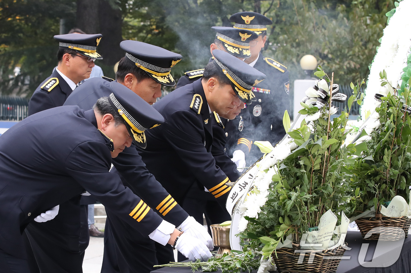 (대구=뉴스1) 공정식 기자 = 제79주년 경찰의 날을 맞아 21일 오전 대구경찰청 옆 대구경찰시민공원에서 열린 순직 경찰관 추모식에서 대구경찰 간부들이 헌화하고 있다. 2024. …