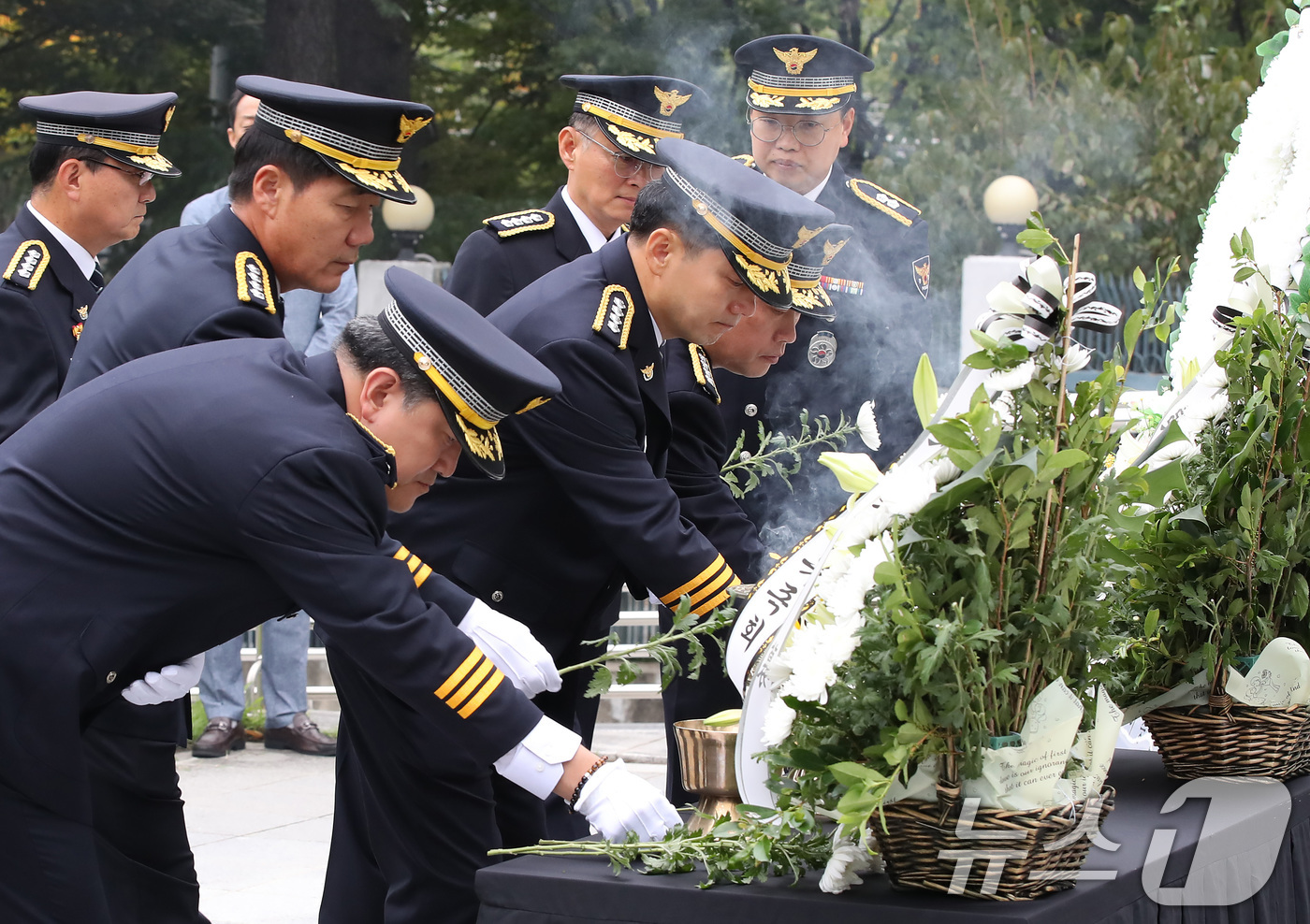 (대구=뉴스1) 공정식 기자 = 제79주년 경찰의 날을 맞아 21일 오전 대구경찰청 옆 대구경찰시민공원에서 열린 순직 경찰관 추모식에서 대구경찰 간부들이 헌화하고 있다. 2024. …