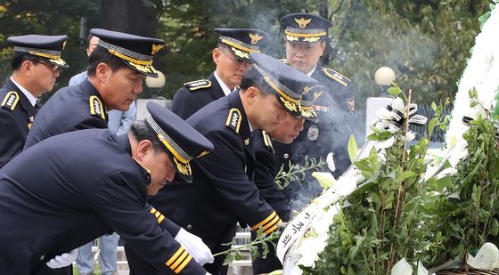 제79주년 경찰의 날, 순직 경찰 향한 헌화