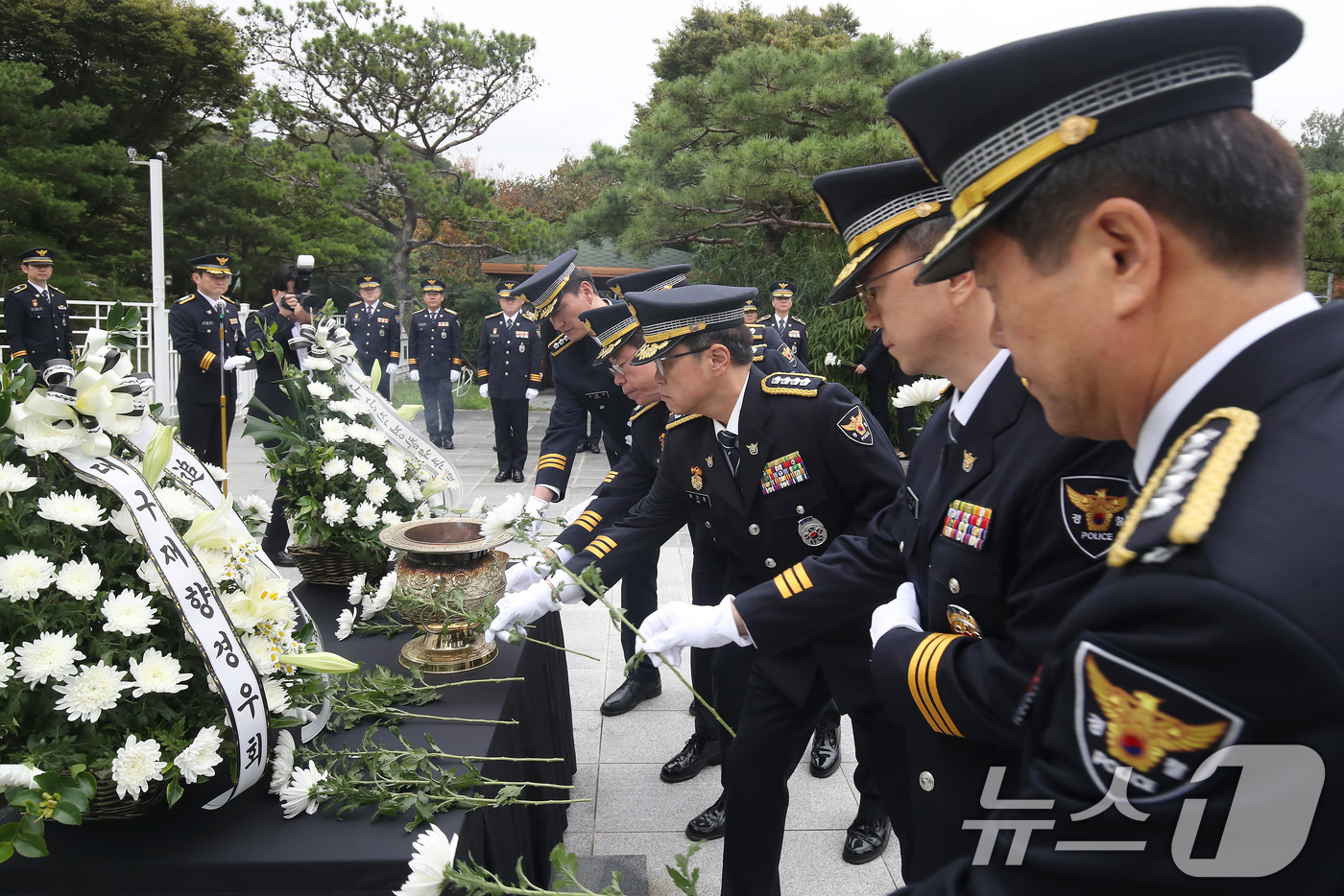 (대구=뉴스1) 공정식 기자 = 제79주년 경찰의 날을 맞아 21일 오전 대구경찰청 옆 대구경찰시민공원에서 열린 순직 경찰관 추모식에서 대구경찰 간부들이 헌화하고 있다. 2024. …