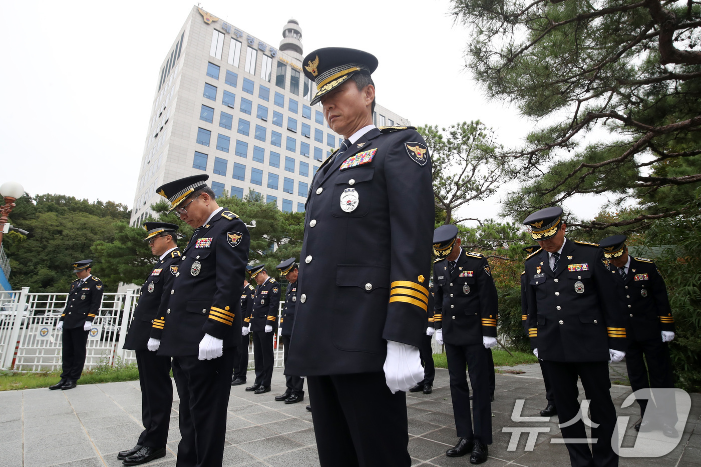 (대구=뉴스1) 공정식 기자 = 제79주년 경찰의 날을 맞아 21일 오전 대구경찰청 옆 대구경찰시민공원에서 열린 순직 경찰관 추모식에서 대구경찰 간부들이 순직 경찰의 영면을 기원하 …