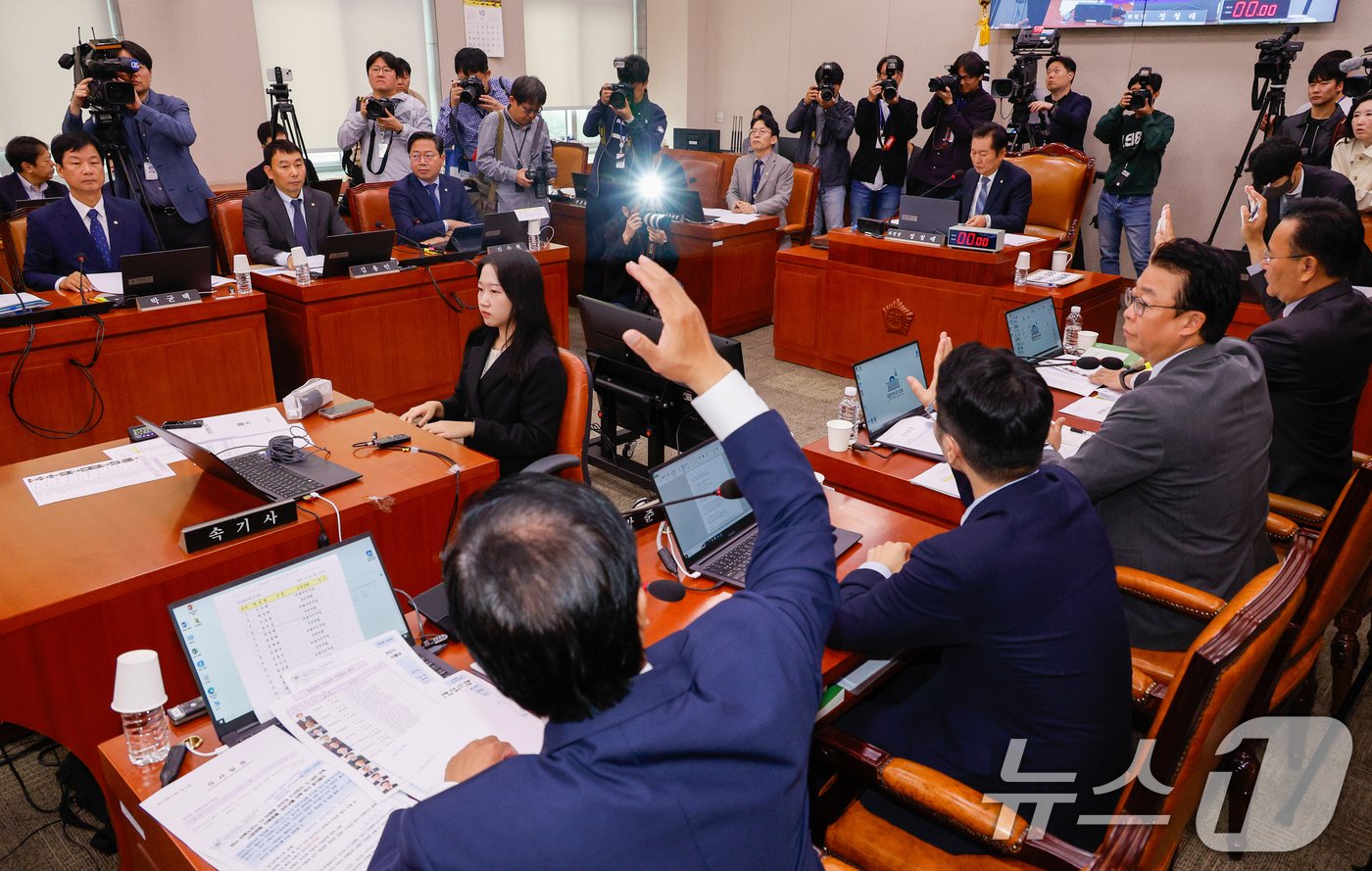 정청래 국회 법제사법위원회 위원장이 21일 오전 서울 여의도 국회에서 대검찰청 국정감사 도중 전체회의를 열고 김건희 여사, 모친 최은순 씨 동행명령장 발부 찬반 표결을 하는 가운데 국민의힘 의원들이 반대 거수 표결을 하고 있다. 2024.10.21/뉴스1 ⓒ News1 안은나 기자