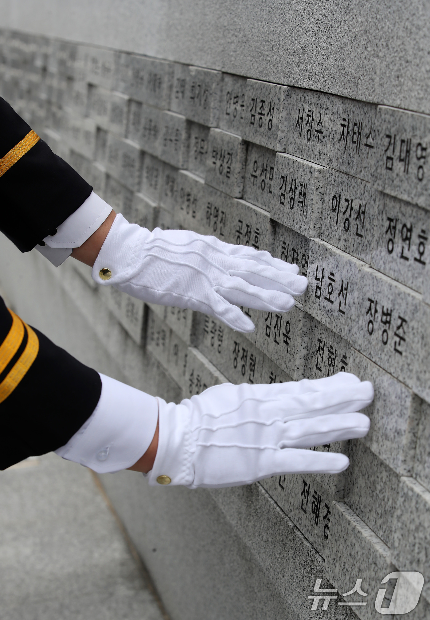 (대구=뉴스1) 공정식 기자 = 제79주년 경찰의 날을 맞아 21일 오전 대구경찰청 옆 대구경찰시민공원에서 열린 순직 경찰관 추모식에서 대구경찰 관계자들이 호국 순직 경찰 추모비의 …