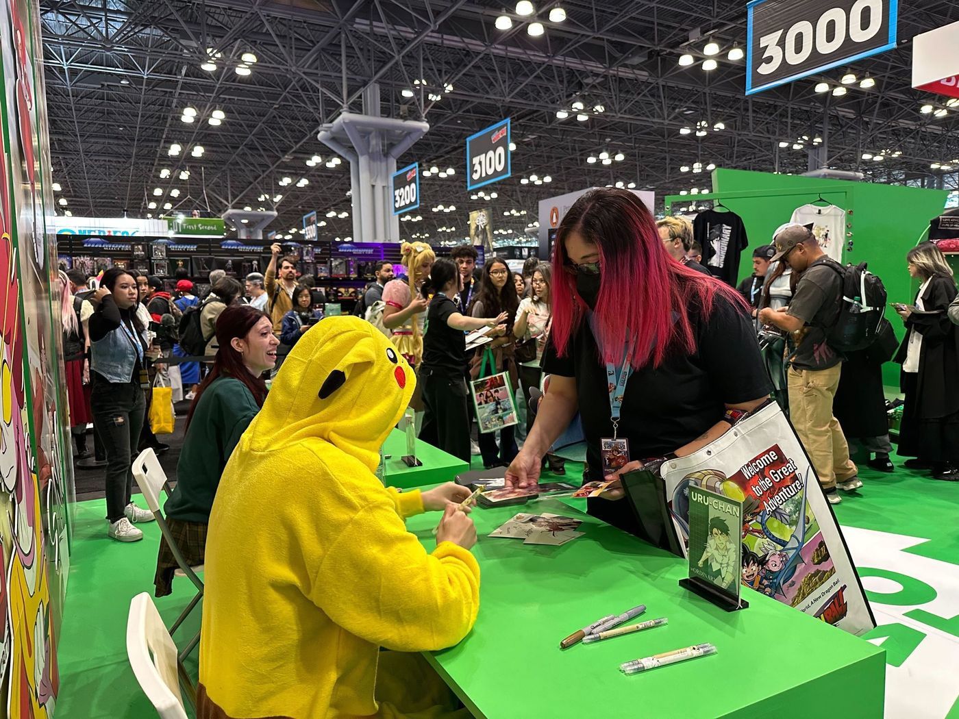 본문 이미지 - 네이버웹툰의 현지 웹툰 작가 사인회 현장 &#40;네이버웹툰 제공&#41;