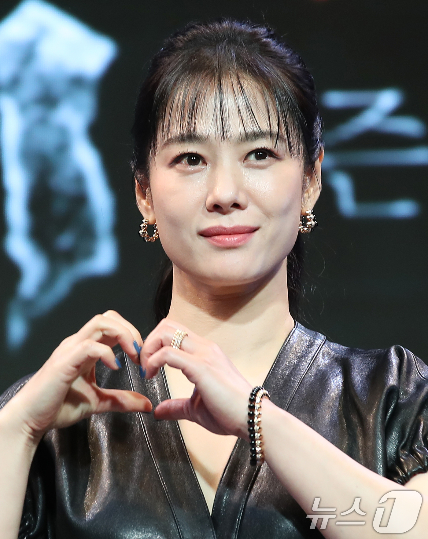 (서울=뉴스1) 권현진 기자 = 배우 김현주가 21일 서울 종로구 JW 메리어트 동대문 스퀘어 서울에서 열린 넷플릭스 시리즈 '지옥' 시즌2 제작발표회에서 포즈를 취하고 있다.'지 …