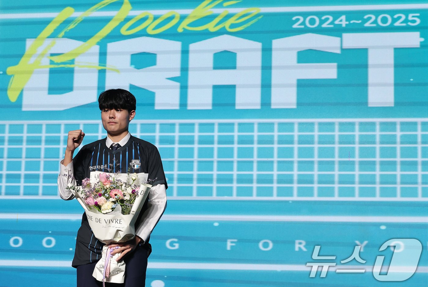 본문 이미지 - 21일 서울 강서구 메이필드 호텔 메이필드 볼룸에서 열린 2024-2025 KOVO 남자 신인선수 드래프트에서 1라운드 5순위로 현대캐피탈에 지명된 이재현(한양대)이 기념 촬영을 하고 있다. 2024.10.21/뉴스1 ⓒ News1 김진환 기자