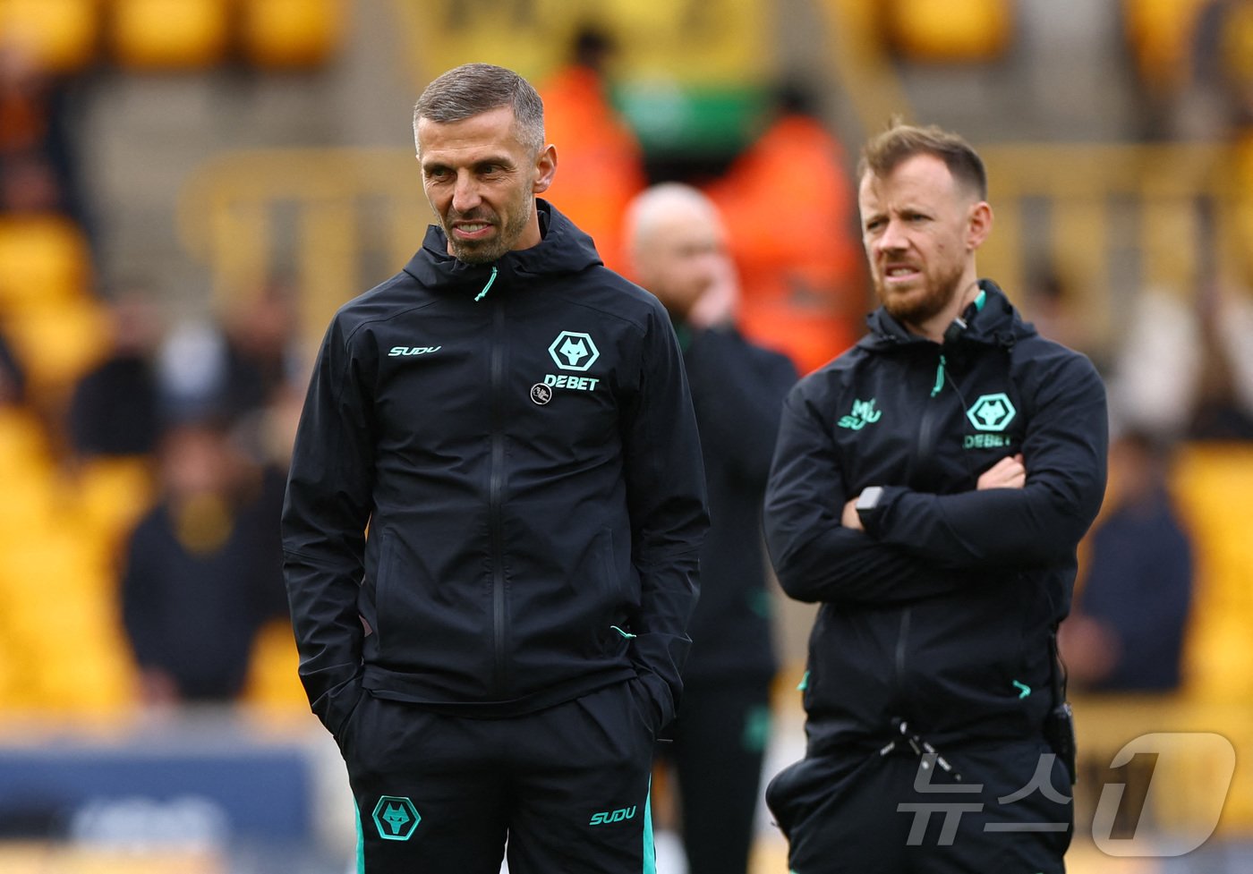 본문 이미지 - 울버햄튼의 게리 오닐 감독&#40;왼쪽&#41;. ⓒ 로이터=뉴스1