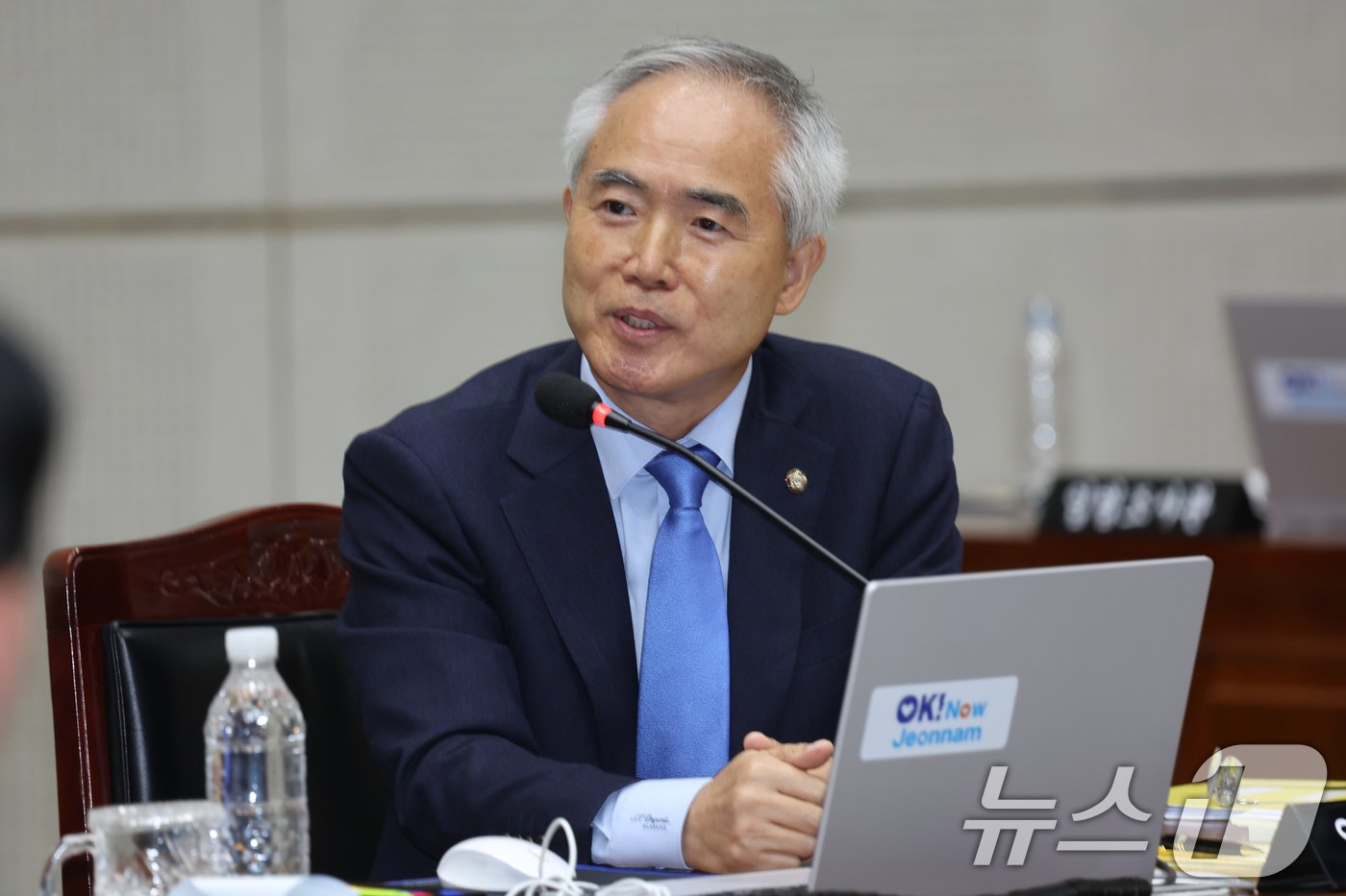 본문 이미지 - 양부남 더불어민주당 의원이 21일 오전 전남도청에서 열린 국회 교육위원회 국정감사에서 김영록 도지사에게 질의하고 있다. 2024.10.21/뉴스1 ⓒ News1 김태성 기자
