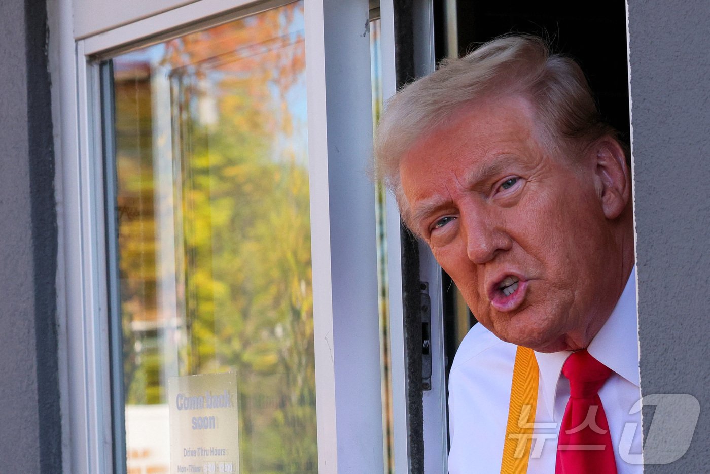 본문 이미지 - 미국 공화당 대선 후보인 도널드 트럼프 전 대통령이 20일(현지시간) 경합주인 펜실베이니아주 피스터빌-트레보스에 있는 햄버거 체인인 맥도날드서 일하며 "카멀라 해리스 부통령은 맥도날드에서 일했다고 거짓말을 했다"고 주장하고 있다. 2024.10.21 ⓒ 로이터=뉴스1 ⓒ News1 우동명 기자